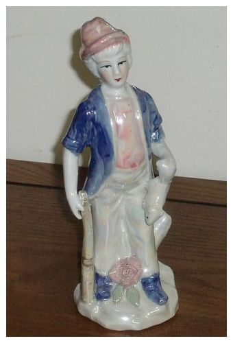 Porcelánová figurka - lovec veverek 